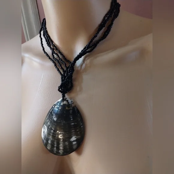 Beautiful women's black shell and bead necklace - Picture 3 of 3